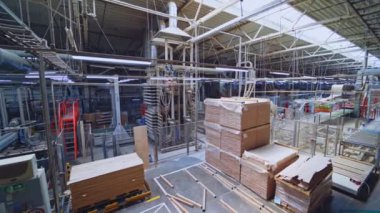 Tahta kereste inşaat malzemesi. İnşaat malzemeleri deposunda tahta tahtalar.