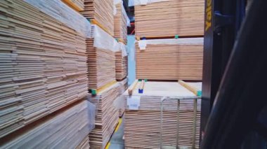 Yapımda bir depo dolusu tahta var. Fabrika deposunda kesilmiş odun yığını