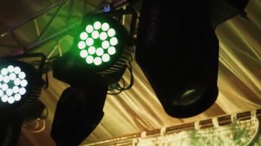 Işıklar sahnenin üzerinde. Sahne arkası projektörlü konser