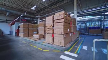 Çeşitli kerestelerle dolu bir depo. Keresteli modern üretim ve depolama odası