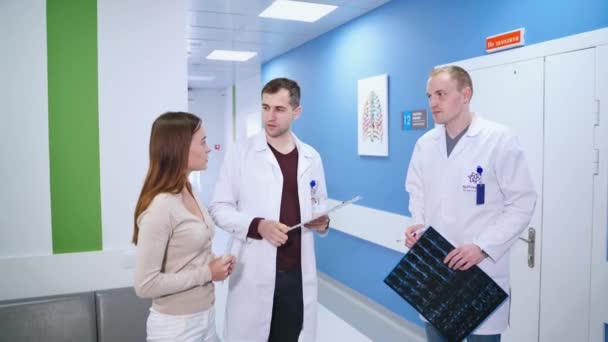 Médicos Falar Com Paciente Equipe Médica Conversando Com Paciente Corredor — Vídeo de Stock