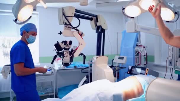 Système Chirurgical Moderne Équipe Chirurgicale Concentrée Opérant Patient Dans Théâtre — Video