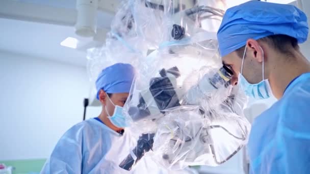 방에서 환자에 현대적인 장비를 사용한 외과의사 — 비디오