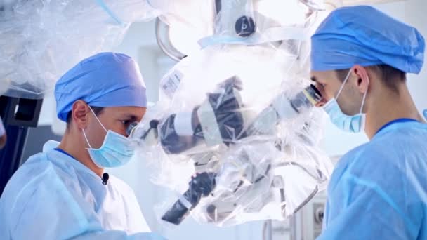 Ameliyathane Ekibi Ameliyathanede Doktor Ameliyat Sırasında Modern Ekipman Kullanıyor — Stok video
