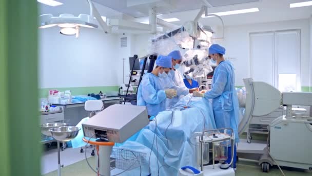 Zespół Chirurgiczny Sali Operacyjnej Profesjonalni Chirurdzy Stojący Blisko Pacjenta Wykonujący — Wideo stockowe