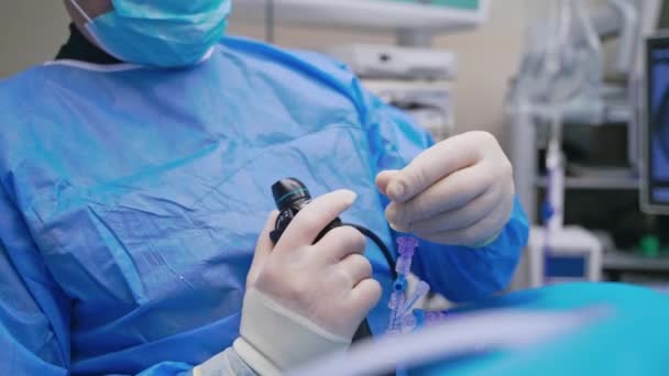Arzt Bei Der Endoskopie Krankenhaus Instrument Zur Endoskopie Den Händen — Stockvideo