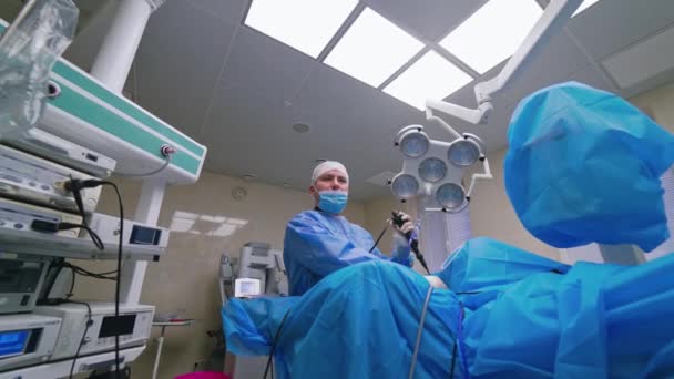 Γιατρός Κατά Διάρκεια Ενδοσκοπικής Εξέτασης Στην Κλινική Άνδρας Χειρουργός Χειρουργός — Αρχείο Βίντεο