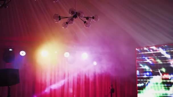 Konser Sırasında Projektör Sahnesi Işıklar Konserde Sahneyi Sisle Aydınlatıyor — Stok video
