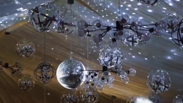Disco Lichtshow Feestdiscobal Verlicht Door Schijnwerpers — Stockvideo