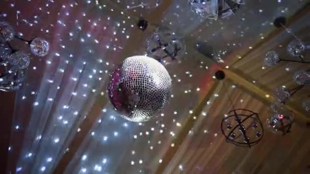 Disco Bal Met Heldere Stralen Disco Bal Opknoping Muur — Stockvideo