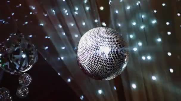 Skinnende Diskokugle Spejl Disco Bold Hængende Fra Loftet – Stock-video