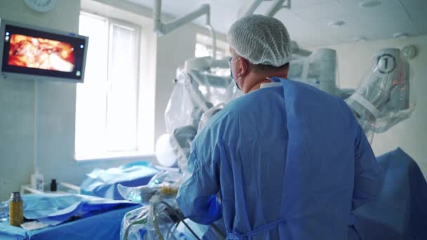 Σύγχρονο Χειρουργικό Σύστημα Γιατρός Και Βοηθοί Στο Χειρουργείο — Αρχείο Βίντεο