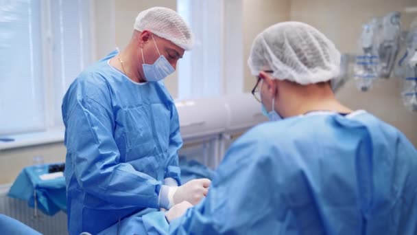 Lékařský Tým Provádí Operaci Profesionální Chirurgové Provádějící Invazivní Chirurgii Pacienta — Stock video