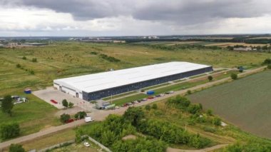 Kırsal kesimde modern endüstriyel kompleks. Yaz mevsiminde ticari binadaki havadan görüntüyü izle. Hava görünümü.