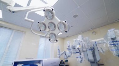 Kyiv, Ukrayna, 28 Ekim 2020: Tıbbi robotlu ameliyathane. Klinikteki robot cerrahi ekipmanları. Da Vinci Cerrahi Sistemi ile modern teknolojiler.