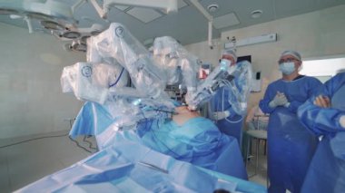 Tıbbi cerrahi robot, kanserli tümör ameliyatı. Modern tıbbi ekipmanlar. Asgari İstilacı Robot Cerrahi Sistemi.