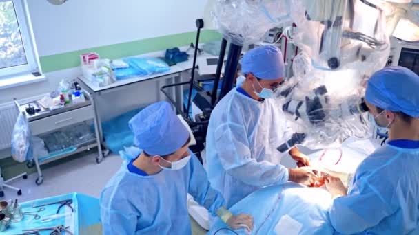 Grupo Médicos Realiza Una Operación Paciente Cirujanos Uniforme Médico Máscaras — Vídeos de Stock