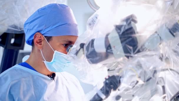 Командний Хірург Роботі Операційній Сучасне Обладнання Операційній Медичні Пристрої Нейрохірургії — стокове відео
