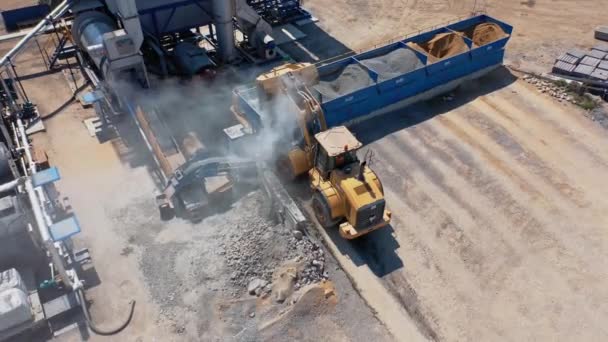 Bulldozer Εργάζονται Χαλίκι Εξωτερικούς Χώρους Βιομηχανική Μηχανή Που Μεταφέρει Μπάζα — Αρχείο Βίντεο