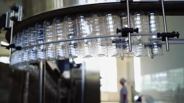 Kochölproduktionslinie Leere Flaschen Hängen Auf Einem Förderband Automatisierte Fabrik Für — Stockvideo
