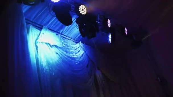 Světla Blikající Stropě Nočního Klubu Barevné Reflektory Točí Třpytí Během — Stock video