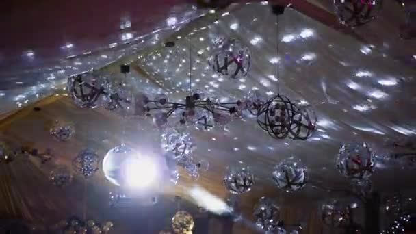 Błyszczący Sufit Wieloma Błyszczącymi Kulkami Fantastyczny Widok Musujące Światła Restauracji — Wideo stockowe