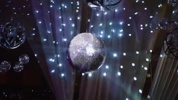 银光闪闪的迪斯科舞会镜像球挂在天花板上 在美丽的灯光下旋转 娱乐概念 — 图库视频影像