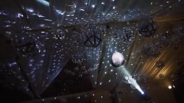 ナイトクラブの輝く球 パーティーで輝く天井にぶら下がっている多くのボール ディスコボール回転とシルバーライトを反映 — ストック動画