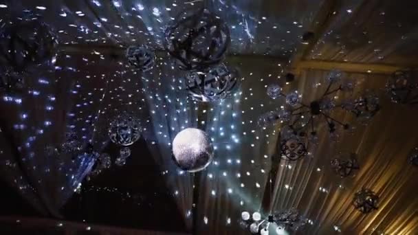 Nachtclub Plafond Met Veel Glanzende Ballen Disco Bal Glinsterend Draaiend — Stockvideo