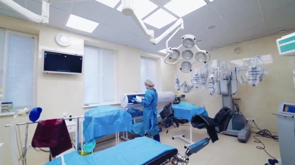 Nővér Egy Modern Műtőben Orvosi Robotfelszerelés Sebészetre Klinikán Szépen Felszerelt — Stock videók