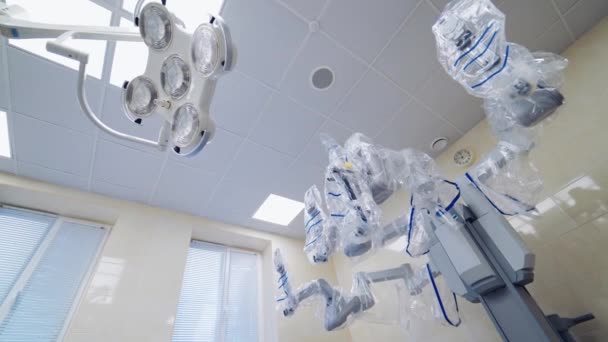 Lékařský Robot Operačním Sále Moderní Lékařské Vybavení Klinice Minimálně Invazivní — Stock video