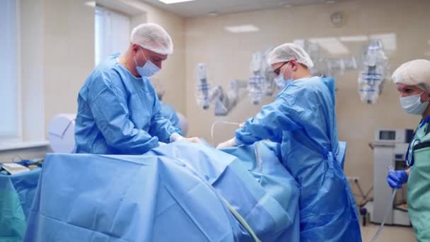 内視鏡手術のプロセスについて 手術室の外科医のグループは医療機器を使用しています クリニックの現代手術室 — ストック動画