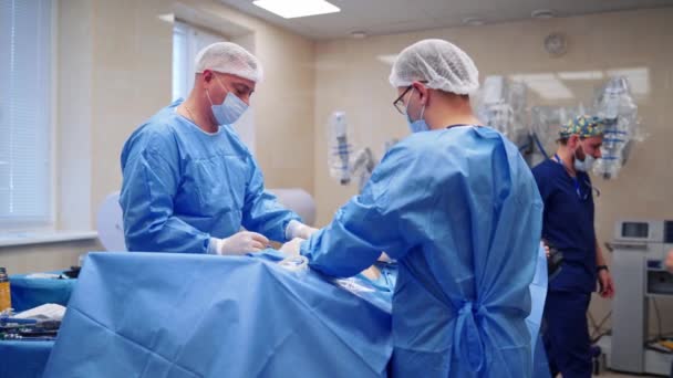 手術中のスペシャリストやアシスタント 現代の手術室で手術を行っている医療チーム 医療コンセプト — ストック動画