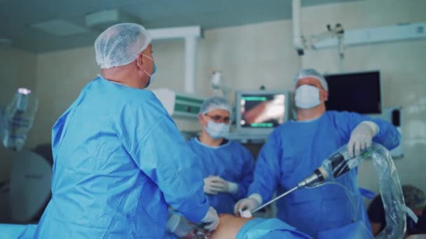 Ιατρική Ομάδα Που Εκτελεί Χειρουργική Επέμβαση Χειρουργοί Ιατρική Στολή Χρησιμοποιούν — Αρχείο Βίντεο