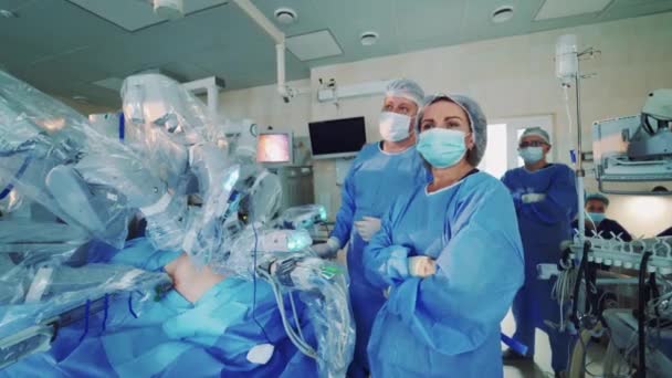 Nowoczesny Robot Chirurgiczny Klinice Lekarze Wykonują Minimalnie Inwazyjne Operacje Przy — Wideo stockowe