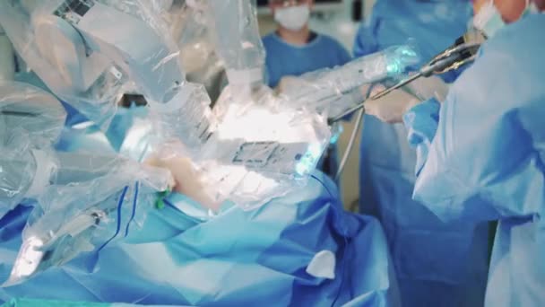 Ομάδα Χειρουργών Χρησιμοποιούν Φουτουριστικό Μηχάνημα Στο Χειρουργείο Γυναίκα Γιατρός Εκτελεί — Αρχείο Βίντεο
