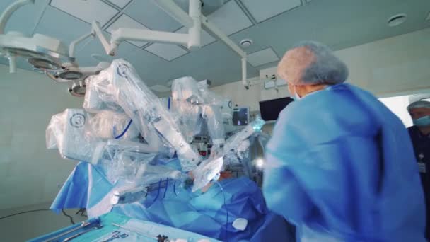 Σύγχρονη Αυτοματοποιημένη Ιατρική Συσκευή Χειρουργική Αίθουσα Ρομποτικός Εξοπλισμός Εκτελεί Λειτουργία — Αρχείο Βίντεο