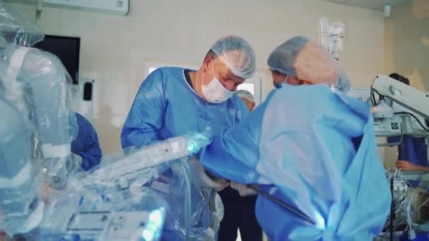 Χειρουργοί Ετοιμάζουν Ιατρικό Εξοπλισμό Στο Χειρουργείο Χειρουργικά Όργανα Στα Χέρια — Αρχείο Βίντεο