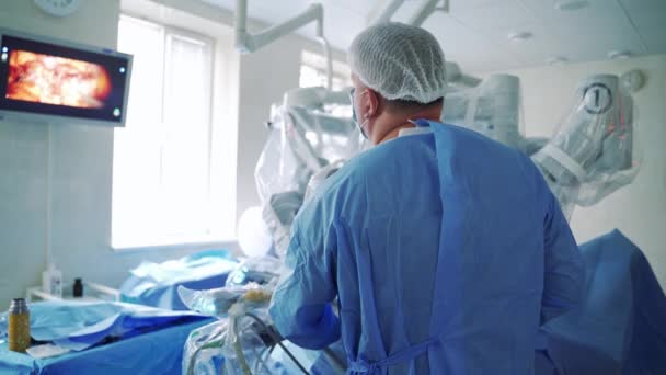 Operacja Endoskopowa Sali Operacyjnej Chirurg Patrzy Ekran Którym Przedstawiono Proces — Wideo stockowe