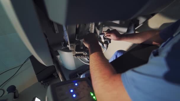 Врач Контролирует Работу Хирургического Робота Больнице Современное Роботизированное Оборудование Специалист — стоковое видео