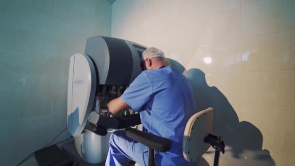 医療用ロボットマシンを操作する外科医 現代の外科システム 医療ロボット 自動ロボット手術装置 — ストック動画