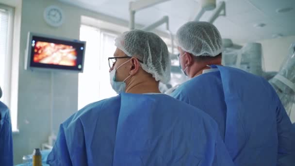 Cirurgiões Seguem Cirurgia Laparoscópica Tela Trabalho Equipe Médicos Executa Operação — Vídeo de Stock