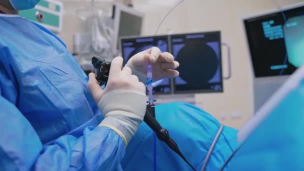 Gros Plan Équipe Médicale Effectuant Une Opération Chirurgicale Dans Salle — Video