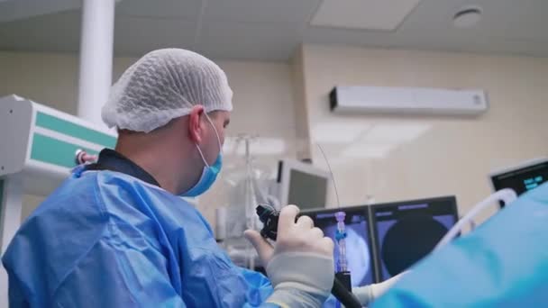 Група Лікарів Проводить Операцію Пацієнта Хірурги Медичній Формі Маски Працюють — стокове відео