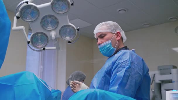 Ιατρική Επέμβαση Στα Επείγοντα Χειρουργική Ομάδα Που Εκτελεί Χειρουργική Επέμβαση — Αρχείο Βίντεο