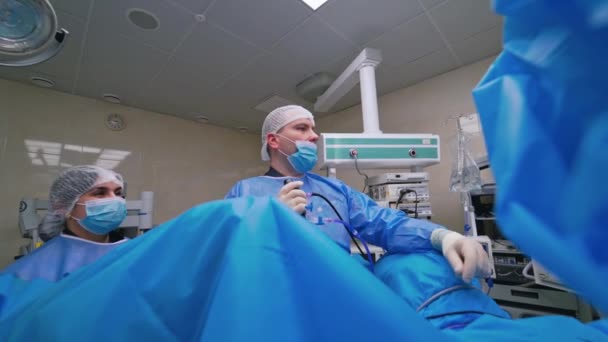 Procédure Médicale Salle Urgence Équipe Chirurgicale Effectuant Chirurgie Dans Théâtre — Video