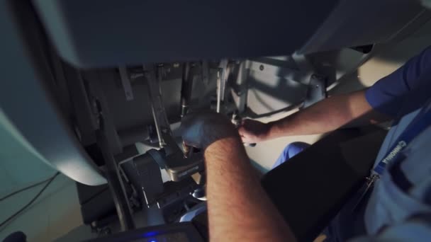 Хирург Управляющий Медицинской Роботизированной Хирургической Машиной Ручное Управление Помощью Минимально — стоковое видео