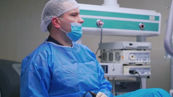 Cirujano Haciendo Una Operación Médico Una Enfermera Uniforme Médico Fondo — Vídeos de Stock