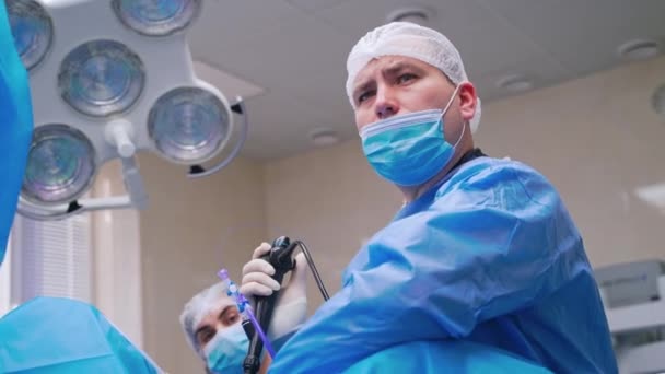 Retrato Cirurgião Durante Operação Especialista Masculino Grave Máscara Azul Realizando — Vídeo de Stock