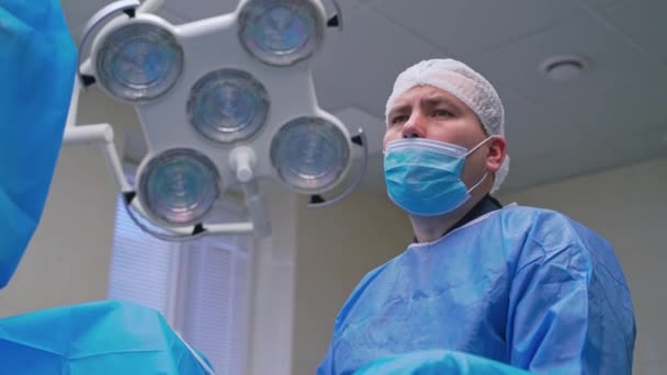 직장에서 마스크를 외과의사의 초상화 진료소에서 수술하는 진지하게 뭔가를 전문가 — 비디오